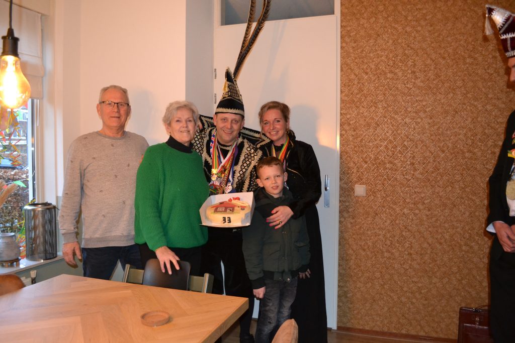Prins Mike de Durstige heeft de taart uitgereikt aan zijn ouders
